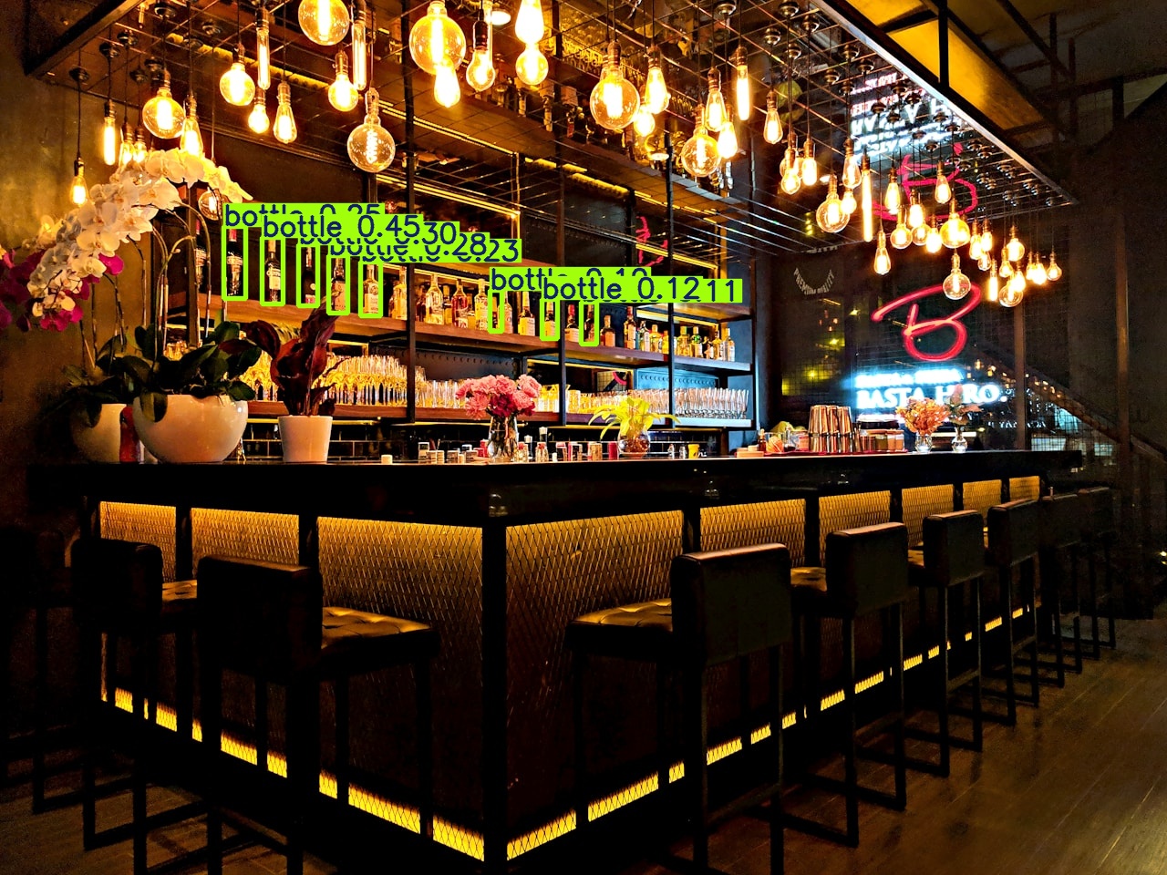 Celý bar — 8 lahví v regálu v pozadí